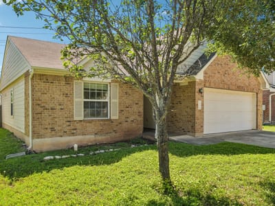 Living area at 1377 Beechwood DR - 3 bed 2 bath home