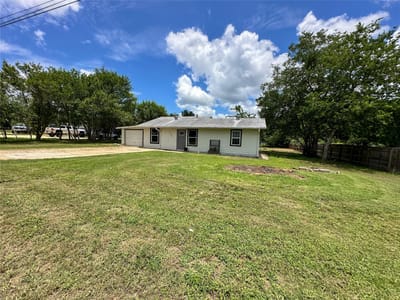 Living area at 138 San Jacinto ST - 3 bed 1 bath home