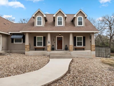 Living area at 138 Wood Hollow Ct - 4 bed 3 bath home
