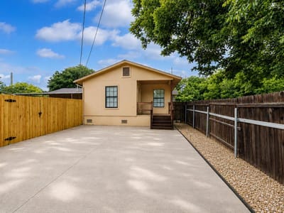 Property photo 3 at 140 Hillcrest DR - 3 bed 3 bath home