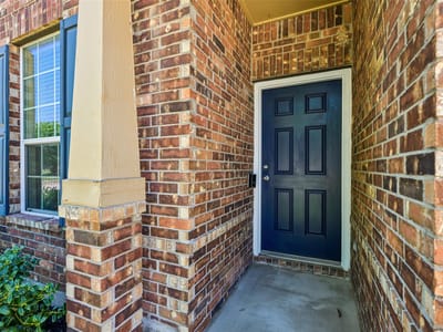 Primary bedroom at 140 Lynn Crest BND - 3 bed 2 bath home