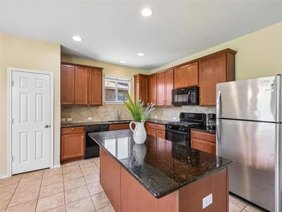 Bathroom at 140 Lynn Crest BND - 3 bed 2 bath home