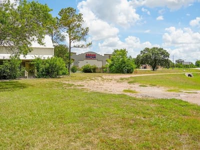 Living area at 1400 Fm 609 Rd - Fm 609 Annex, Flatonia, TX