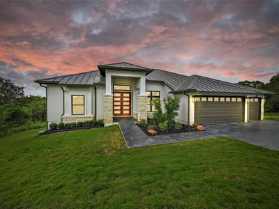 Living area at 1404 Fault Line Dr - 4 bed 3 bath home