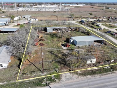 Living area at 1406 S Commerce St - George, James, Tract 25, Lockhart, TX
