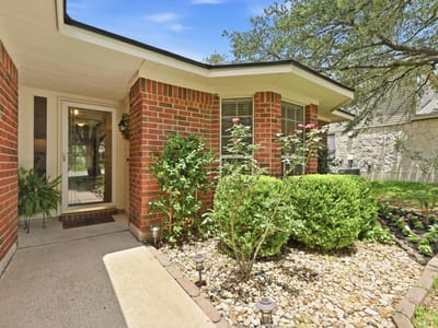 Living area at 1409 Knoll Ridge DR - 3 bed 2 bath home