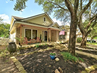Living area at 141 Morrell - 4 bed 2 bath home