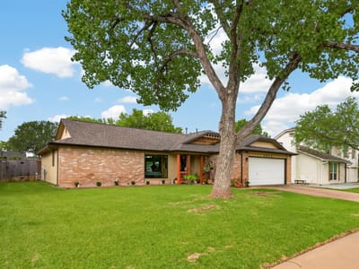 Living area at 1413 Charolais DR - 3 bed 2 bath home