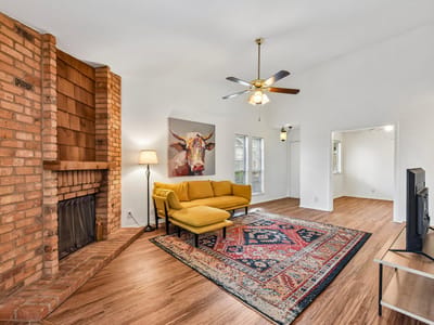 Living area at 1413 W Braker LN Unit #B - 2 bed 2 bath home
