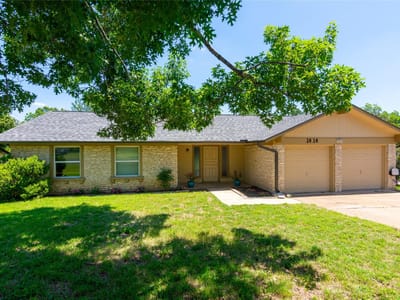 Living area at 1414 Shenandoah DR - 3 bed 2 bath home
