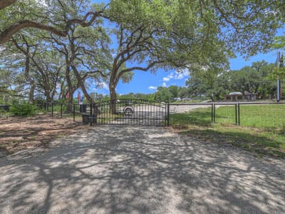 Living area at 14147 FM 306 - 3 bed 2 bath home