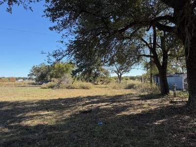 Living area at 1420 E Cameron Ave - Rockdale, TX