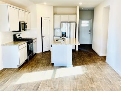 Living area at 1420 London Way - 4 bed 2 bath home