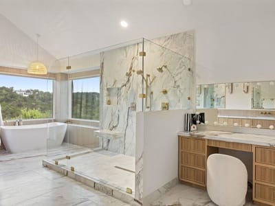 Bathroom at 1421 Circle Ridge DR - 6 bed 5 bath home