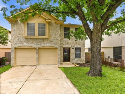 Living area at 1421 Garden Path DR - 3 bed 2 bath home