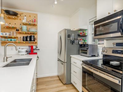 Primary bedroom at 1422 Collier ST Unit #102 - 1 bed 1 bath home