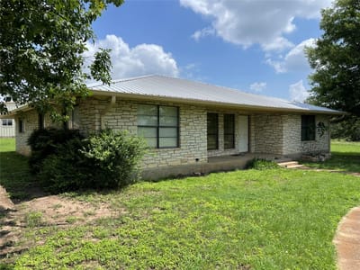 Living area at 1435 County Road 108 - 3 bed 2 bath home