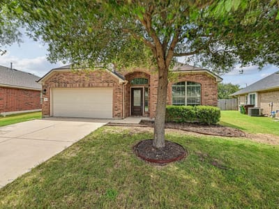 Living area at 1441 Rainbow Parke DR - 3 bed 2 bath home