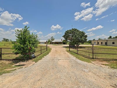 Living area at 14550 RR 2338 - 3 bed 2 bath home