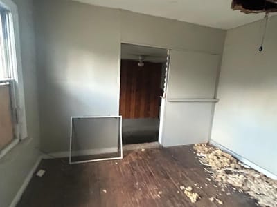 Photo 3 of 7 at 150 Ricardo ST - 4 bed 1 bath home