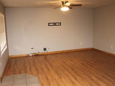 Living area at 1504 Lakeview DR - 2 bed 1 bath home