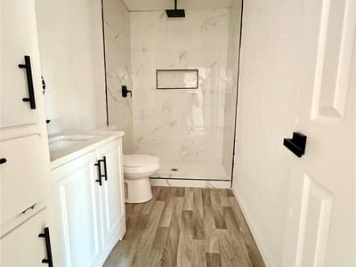 Bathroom at 1504 Parkview LN - 4 bed 2 bath home