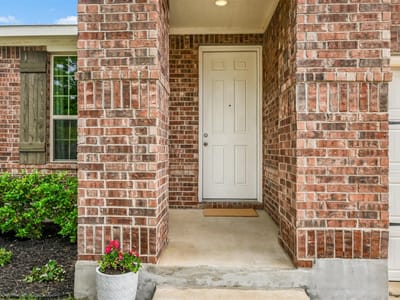 Living area at 1504 William Bee DR - 3 bed 2 bath home