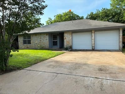 Living area at 1507 Casey LN - 3 bed 1 bath home