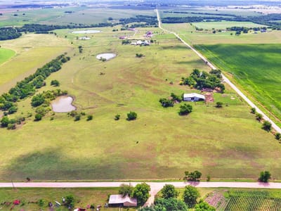 Living area at 151 County Road 398 Rd - Samuel Pharass Surv Abs 496, Taylor, TX