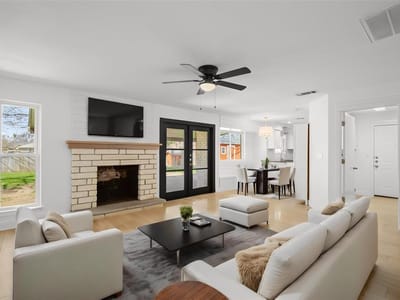 Living area at 1512 W Mesa Park DR - 3 bed 2 bath home