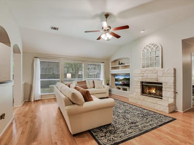 Living area at 1515 Laurel Oak LOOP - 3 bed 2 bath home