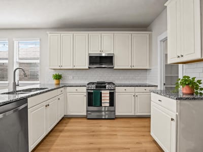Photo 3 of 34 at 1516 William Bee DR - 4 bed 2 bath home