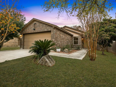 Living area at 152 Karrie DR - 3 bed 2 bath home