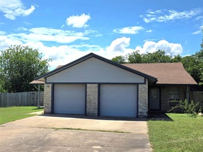 Living area at 15208 Spring Hill LN - Spring Hill Village, Pflugerville, TX