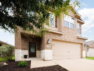 Living area at 1548 Treeta TRL - 4 bed 2 bath home