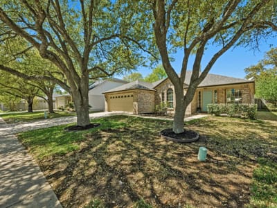 Living area at 15514 Cadoz Dr - 3 bed 2 bath home