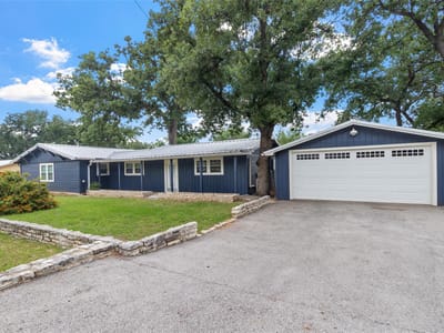 Living area at 156 W Castleshoals Dr - 3 bed 2 bath home