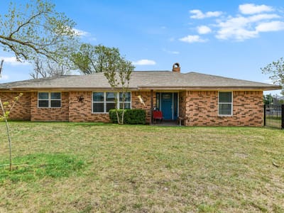 Living area at 1601 CR 463 (and CR 465) - T7053501-SCO-Coupland, Elgin, TX