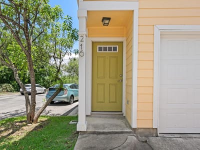 Living area at 1601 Miriam Ave Unit #216 - 1 bed 1 bath home