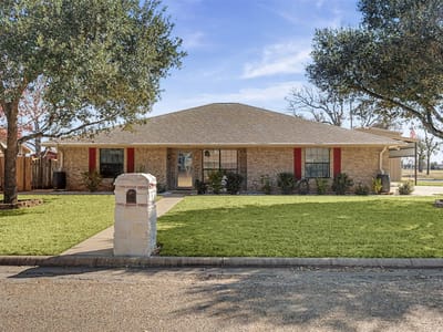 Living area at 1601 Sunset CIR - 3 bed 2 bath home
