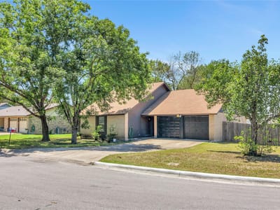 Living area at 1602 Cushing Park Dr - 3 bed 2 bath home