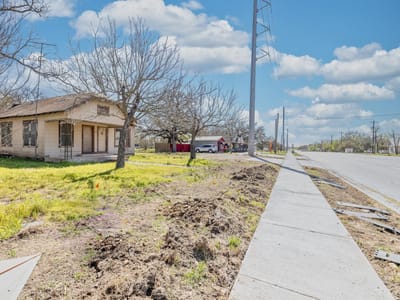 Living area at 1602 Water St - Gonzales, TX