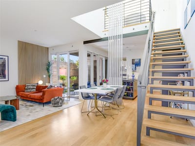 Living area at 1603 Woodlawn Blvd Unit #D - 2 bed 2 bath home