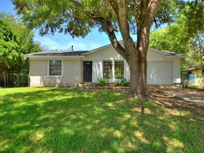 Living area at 1604 Parkside CIR - 2 bed 1 bath home