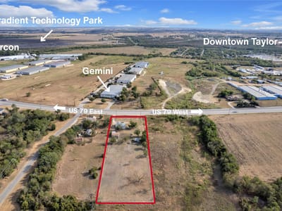Living area at 1607 E 4Th St - T002D54I - Cty Taylor Thorndale Rd & Acreage Tract, Taylor, TX