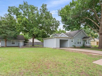 Living area at 1607 N Harding Ave - 3 bed 2 bath home
