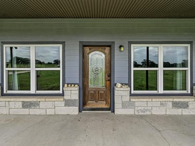 Living area at 1608 County Road 204 - 3 bed 2 bath home