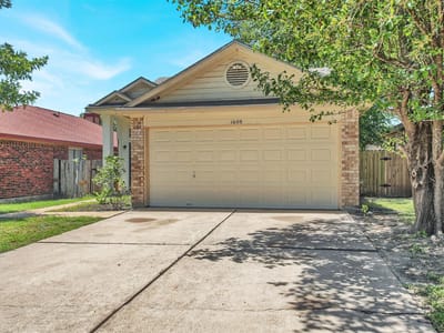 Kitchen at 1609 Harness Raceway ST - 3 bed 2 bath home