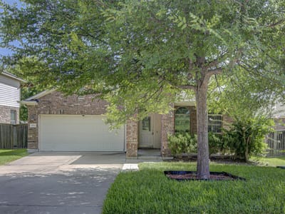 Living area at 1610 Greenside DR - 3 bed 2 bath home