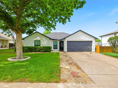 Living area at 1614 Lantana Dr - 3 bed 2 bath home